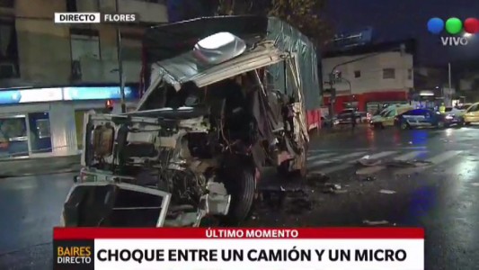 Choque entre un camión y un micro en Juan B Justo y Nazca