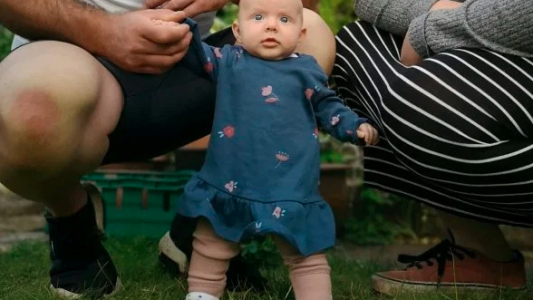 La sorprendente bebé de menos de 4 meses que ya se para sola