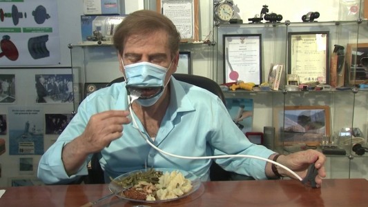 El barbijo "pac man" que te permite comer sin sacártelo