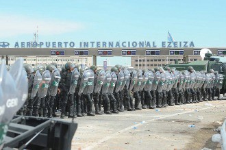 Incidentes en Ricchieri: Gendarmería desalojó el corte que bloqueaba el ingreso a Ezeiza