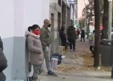 Largas colas para comprar huevos en Mataderos: incluso pernoctan para adquirir un maple a $205