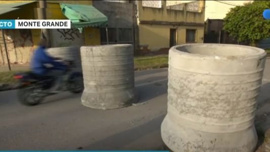 Cortan calles con caños de desagüe para que los conductores no eviten los controles de tránsito