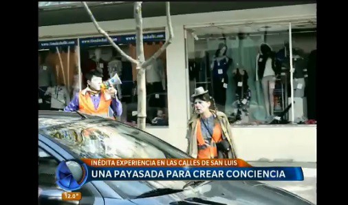 Dos payasos alertan a los automovilistas cuando cometen infracciones