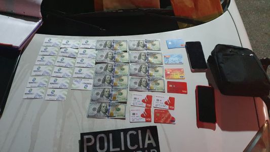 Detienen en un banco a dos hombres con varias tarjetas de débito ajenas