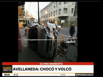 Accidente en Avellaneda: chocó y volcó