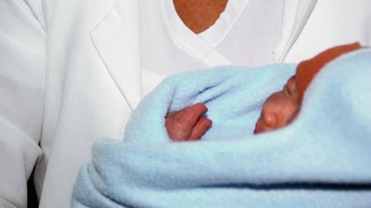 Encontraron a un bebé de 7 días de vida abandonado en un descampado