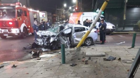 A toda velocidad cruzó en rojo y chocó a otro auto: piden testigos para que se haga justicia