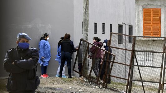 "La gente quiere salir y trabajar": el drama en Villa Azul, cerrada por 85 casos de coronavirus