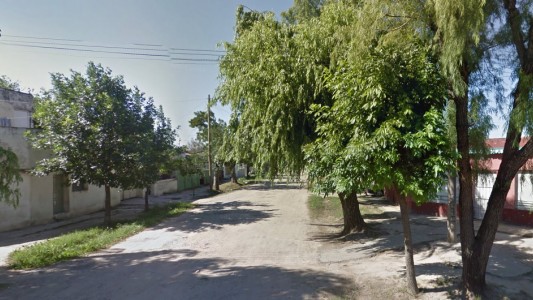 Dos bandas se enfrentaron a tiros en la calle y balas perdidas mataron a una anciana dentro de su casa