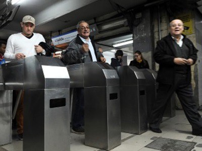 Molinetes liberados en Subte de Constitución contra las máquinas expendedoras de boletos