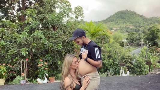 La foto de la modelo trans que besa la pancita de embarazado de su novio