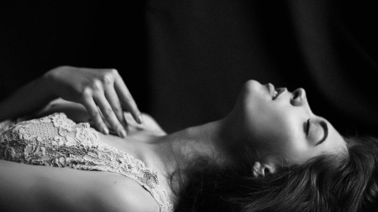 El hipnotizador que hace que 5.000 mujeres por día tengan un orgasmo con sólo escuchar su voz