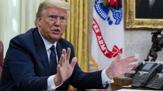 Trump firmó el decreto que contra las redes sociales, a quienes acusa de intervenir en los contenidos