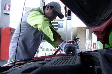 Restringen la venta de GNC en estaciones de servicio de 18 a 23 horas