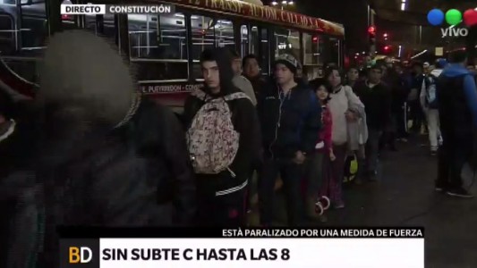 Por una medida gremial, la línea C de subte hoy arranca a las 8