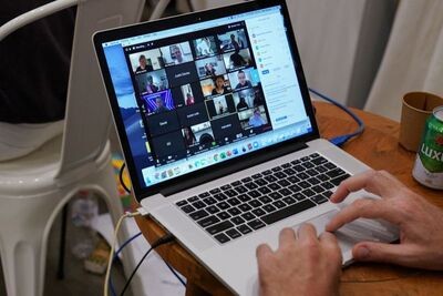 Una chica dejó el micrófono abierto mientras tenía sexo en medio de una clase virtual