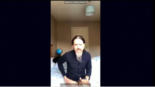 Cama deshecha y... ¿Calzones? El curioso zoom del eurodiputado