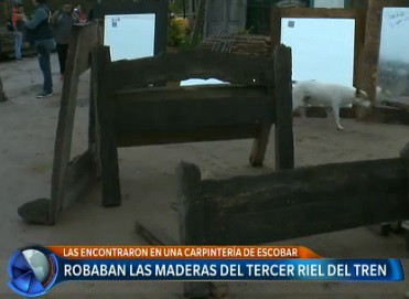 Robaban maderas del tercer riel del tren