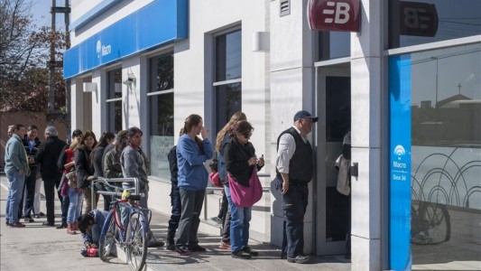 Insólito: impuesto por hacer cola en cajeros bancarios