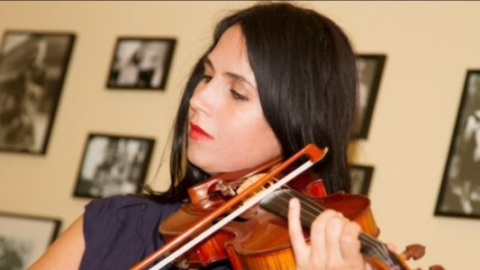 Sin tocar una nota, violinista logró fama, dio recitales en diversas ciudades y vendió discos