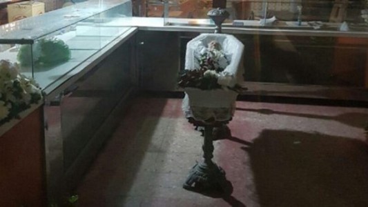 Desde el sábado hay un velatorio sin deudos en una fábrica de pastas cerrada