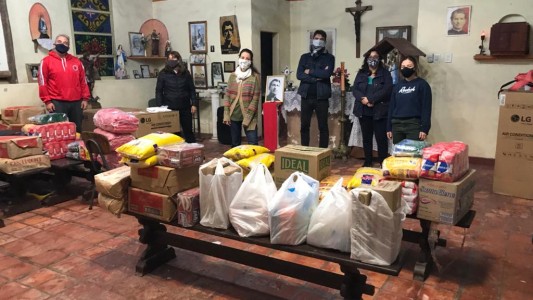 El club del Barrio Mugica recibe donaciones para asistir a sus 700 chicos