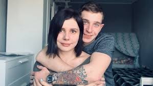 Escándalo en Rusia por la influencer que quedó embarazada de su hijastro de 20 años