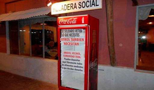 Empresario gastronómico puso en marcha una heladera social pero no da abasto y pide colaboración