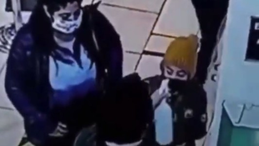 Video viral: le tiró alcohol en gel en los ojos a un nene en vez de tomarle la temperatura