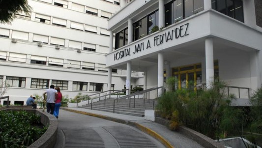 Un hombre irrumpió en el Hospital Fernández y agredió a los médicos con un palo
