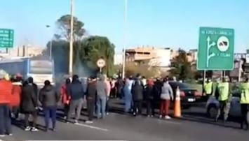 Corte en la Autopista Riccheri: vecinos reclaman seguridad luego de que balearan a un fumigador