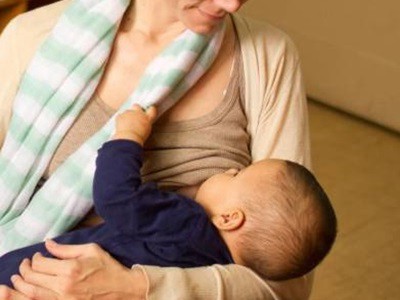 Organizan una "teteada" contra policías que impidieron amamantar en público a una madre