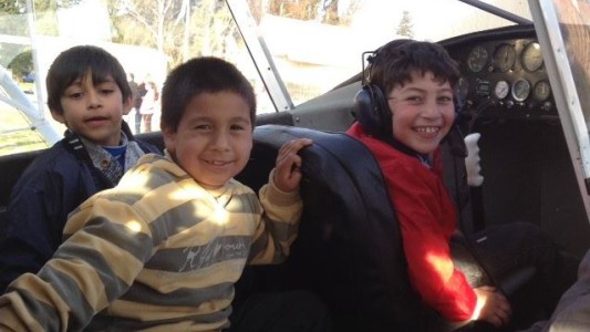 En homenaje a un piloto, cientos de chicos tuvieron su vuelo de bautismo