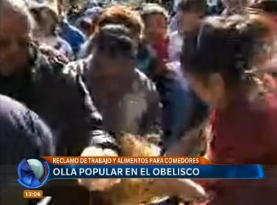 La olla popular instalada en el Obelisco