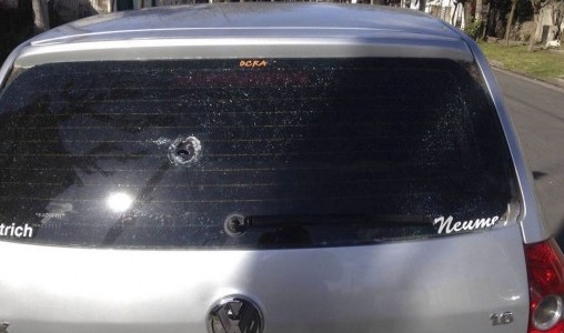 Balearon el auto de funcionarios de Hurlingham en represalia por un operativo antidroga