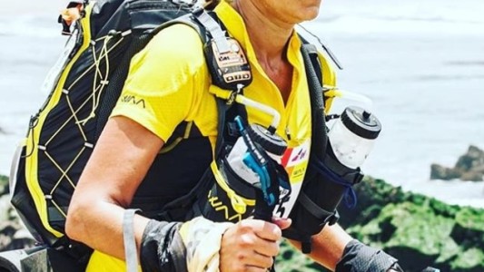 Titulares Esenciales: Sonríe con los pies en la tierra; es feliz dando una mano en el cielo