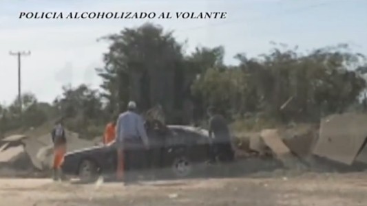 Video: Un policía conducía borracho, volcó y se dio a la fuga