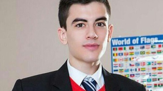 Un actor porno español apareció en un homenaje a víctimas del coronavirus en Perú