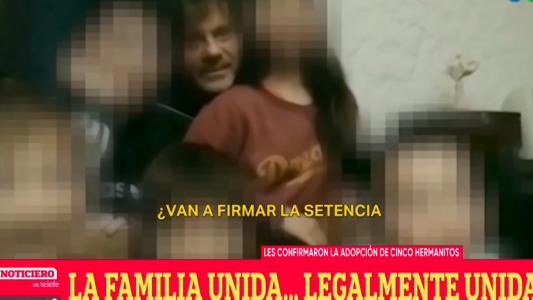 Video: el momento en que una pareja se entera que le dieron la adopción de cinco hermanitos