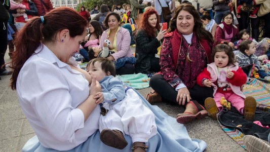 Realizaron la masiva "teteada" en apoyo a la joven que le impidieron amamantar en una plaza