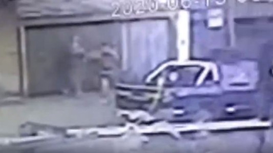 Un policía retirado, un amigo y un ladrón baleados en asalto, tiroteo y persecución