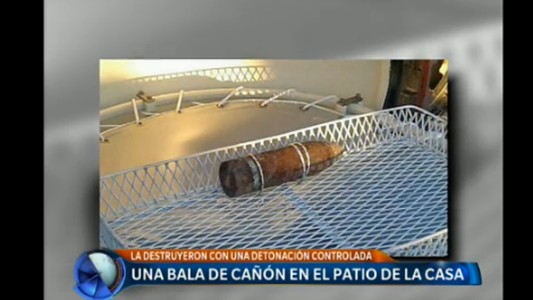 Una bala de cañón en el patio de la casa