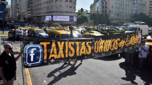 Taxistas protestan en el Obelisco por el funcionamiento de las aplicaciones de pasajeros