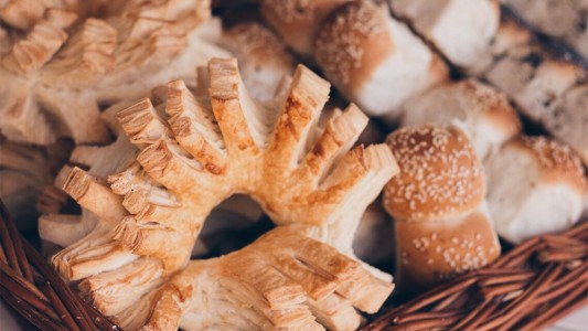 Más pan, menos carnes y frutas, el "efecto cuarentena" en la dieta de los porteños