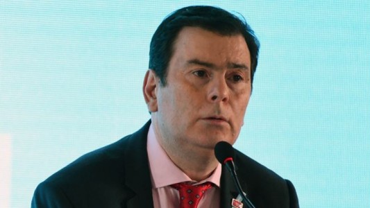 El gobernador de Santiago del Estero sufrió un accidente con su moto y está internado