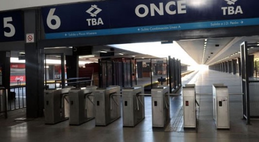 Abandonaron a un bebé en un carrito de supermercado en la estación Once