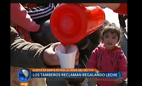 Tamberos reclaman regalando leche