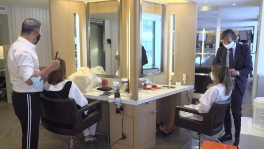 Reabrió la peluquería del corte a mil dólares con una larga lista de espera