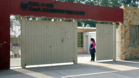 Fue a la escuela a buscar el celular perdido de su sobrina y quiso ahorcar a la docente frente a los alumnos