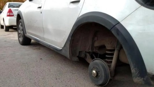 Un "robarueda" perdió un dedo al cáersele el auto encima de la mano